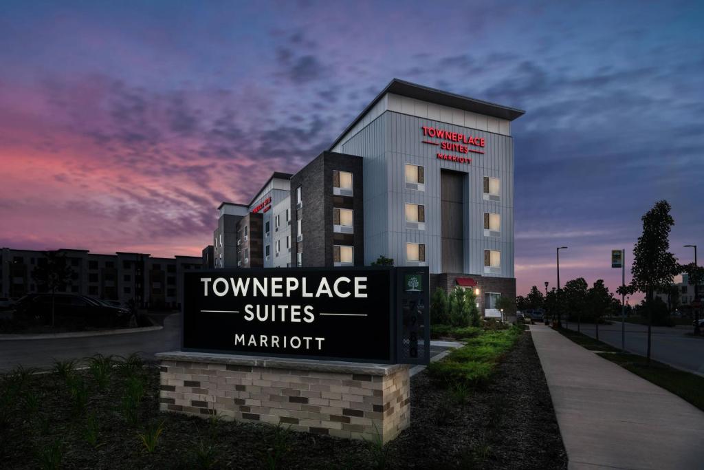 TownePlace Suites by Marriott Milwaukee Oak Creek في أوك كريك: مبنى عليه لوحة مكتوب عليها برج جسر اجنحة ماريوت