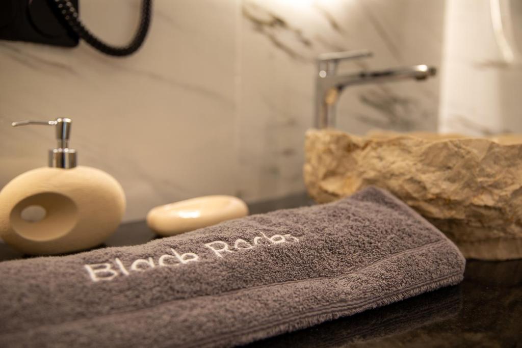 Koupelna v ubytování Black Rocks Luxury Seafront Beach Suite
