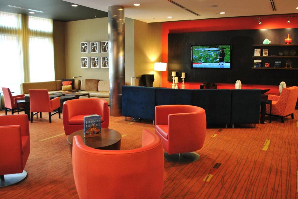 Area lounge atau bar di Courtyard by Marriott Evansville East