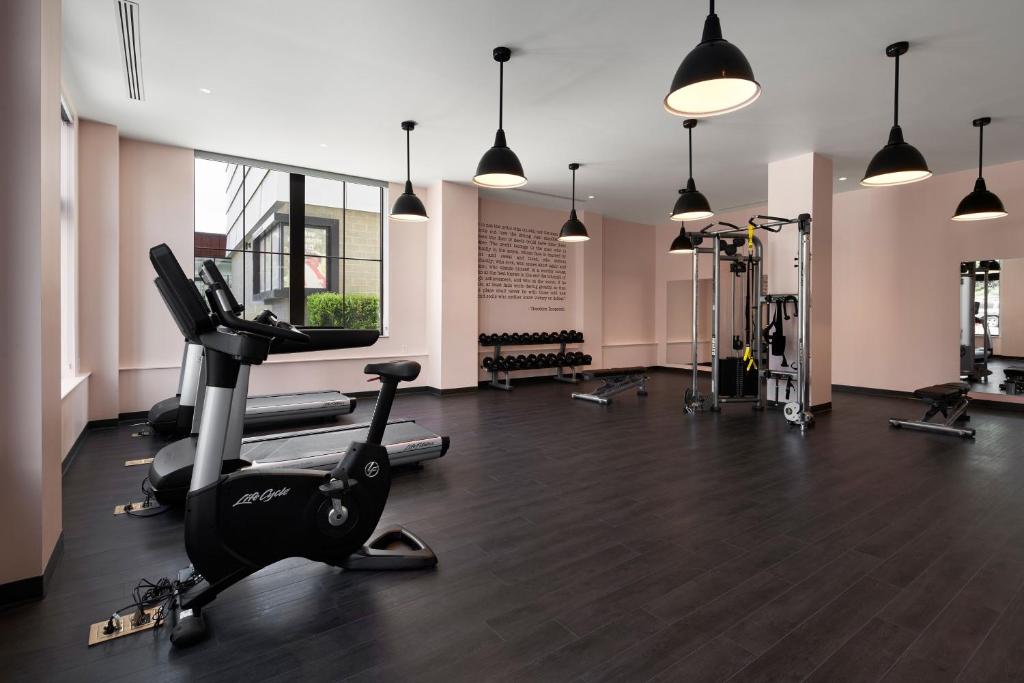 Fitness centrum a/nebo fitness zařízení v ubytování The Memphian a Tribute Portfolio Hotel