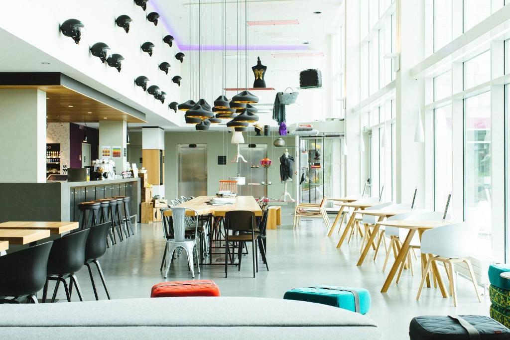 A restaurant or other place to eat at Moxy Milan Malpensa Airport