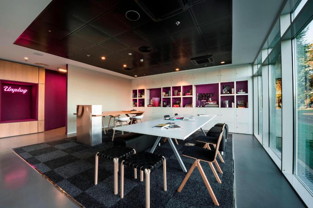 A seating area at Moxy Milan Malpensa Airport