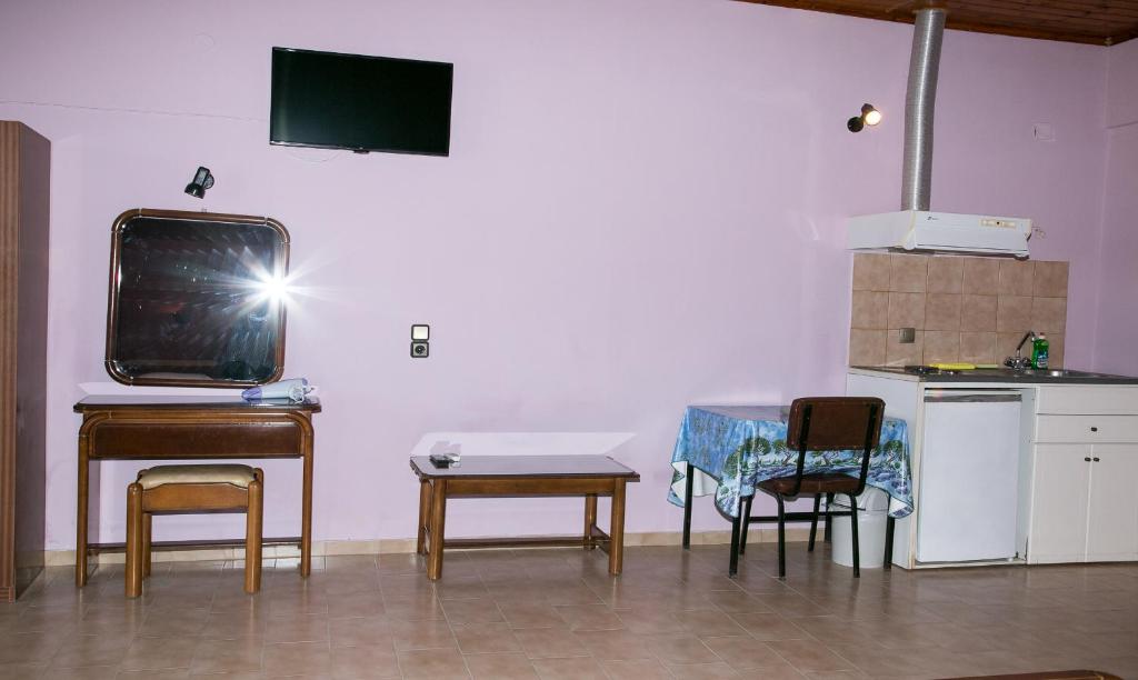 TV a/nebo společenská místnost v ubytování Petania Hotel & Apartments