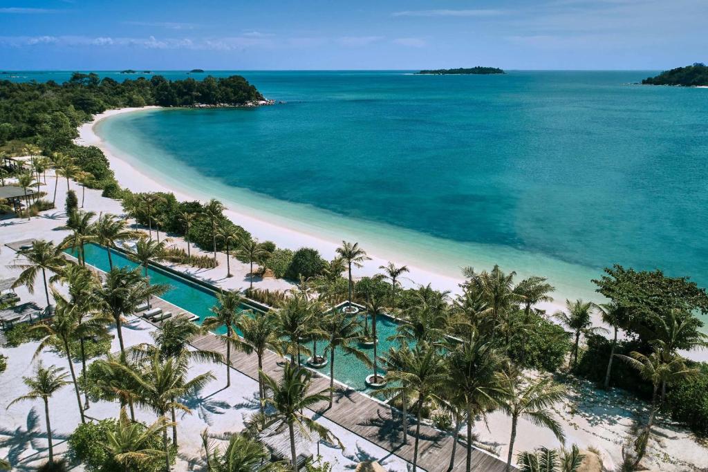 eine Luftblick auf den Strand im Excelence punta cana resort in der Unterkunft Sheraton Belitung Resort in Tanjungbinga