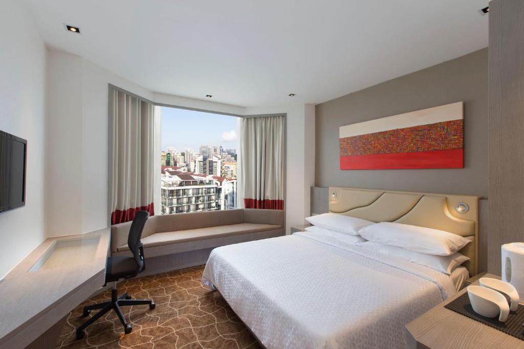 Giường trong phòng chung tại Four Points by Sheraton Singapore, Riverview