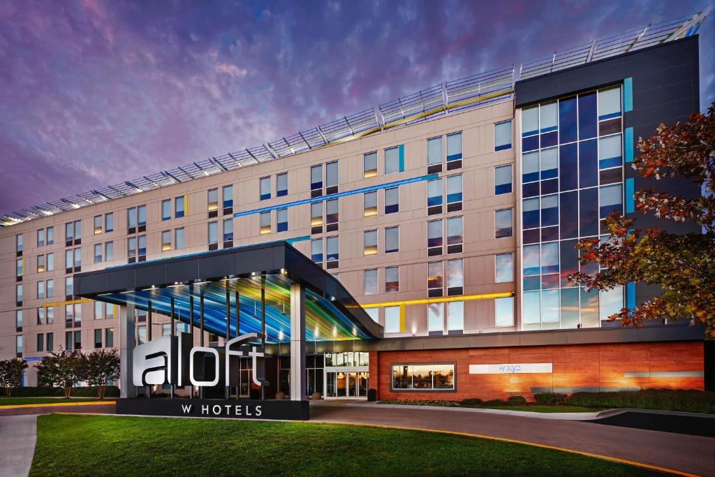 an image of an office building with the hotel at Aloft BWI Baltimore Washington International Airport in Linthicum Heights