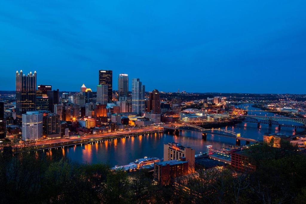 Nespecifikovaný výhled na destinaci Pittsburgh nebo výhled na město při pohledu z hotelu