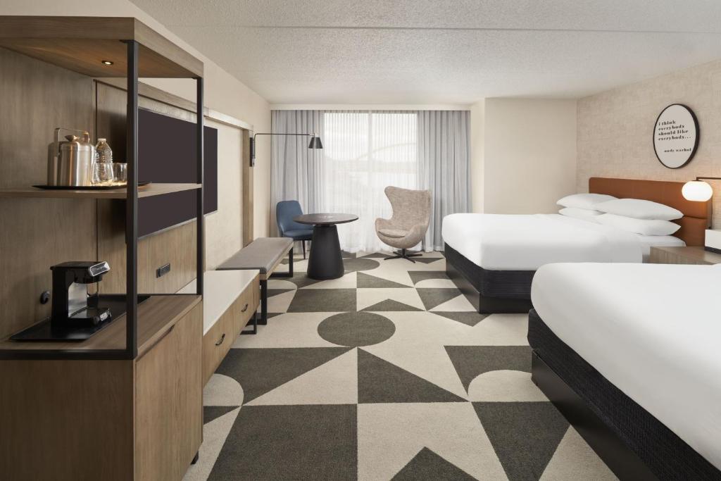Postel nebo postele na pokoji v ubytování Sheraton Pittsburgh Hotel at Station Square