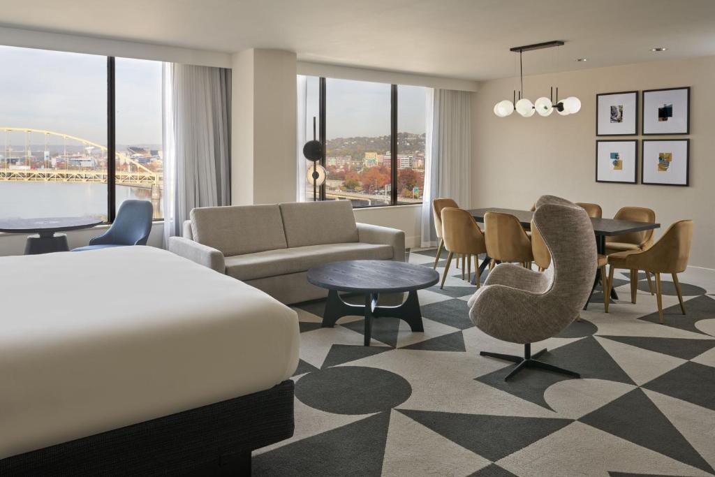 Posezení v ubytování Sheraton Pittsburgh Hotel at Station Square