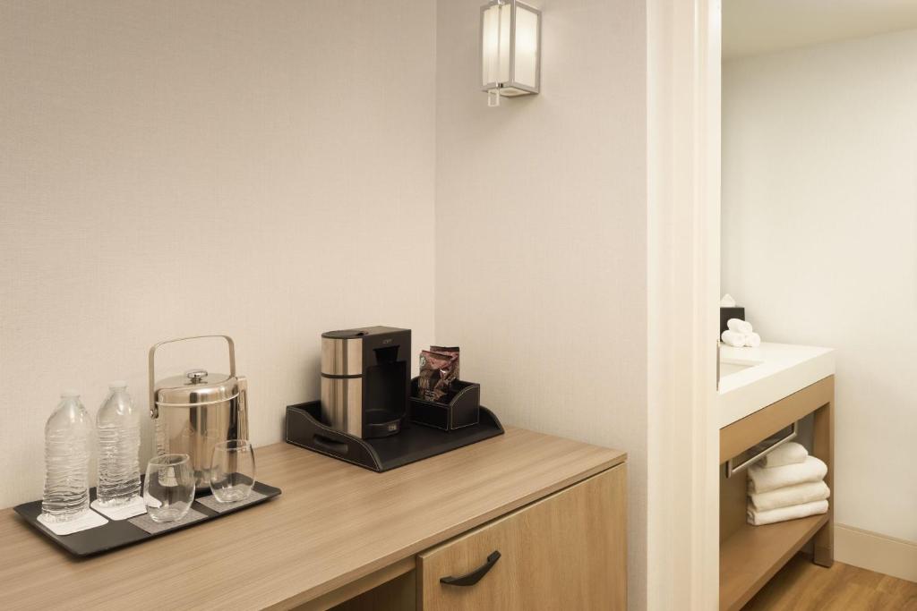 Příslušenství pro přípravu čaje a kávy v ubytování Sheraton Pittsburgh Hotel at Station Square