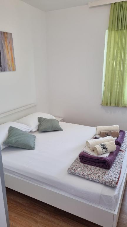 uma grande cama branca com duas almofadas em Villa Silvana Brown em Marusici 