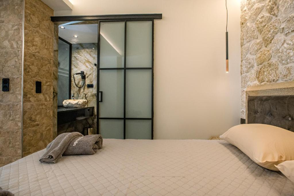 Postel nebo postele na pokoji v ubytování Black Rocks Luxury Seafront Beach Suite
