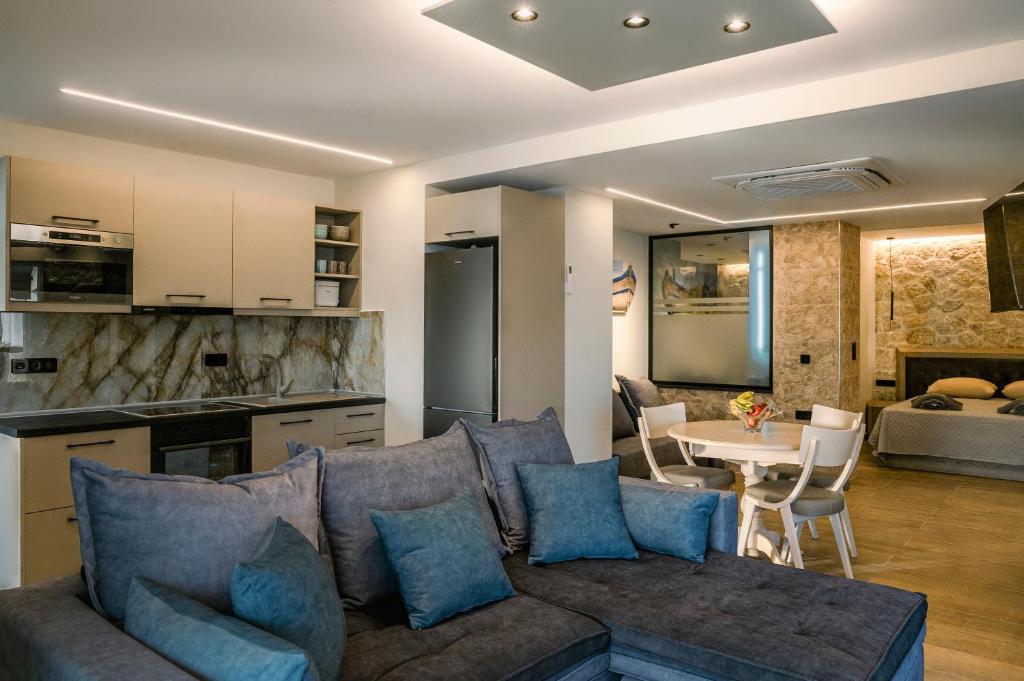 Kuchyň nebo kuchyňský kout v ubytování Black Rocks Luxury Seafront Beach Suite
