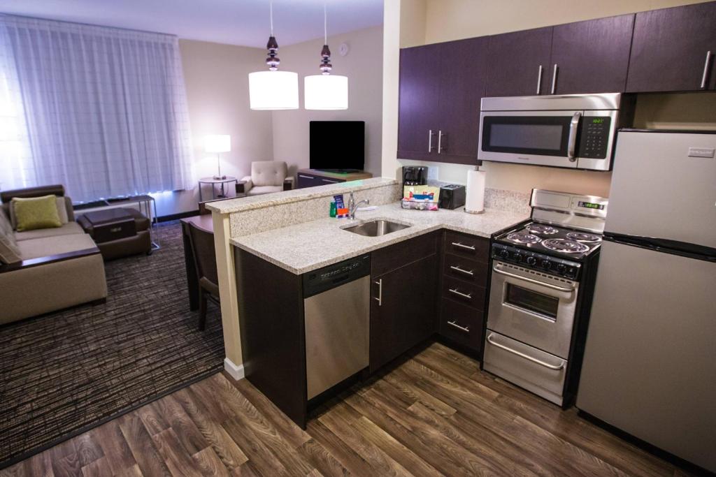 cocina y sala de estar en una habitación de hotel en TownePlace Suites by Marriott Boynton Beach, en Boynton Beach