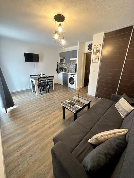 un salon avec un canapé et une table dans l'établissement Lourdes Home, à Lourdes