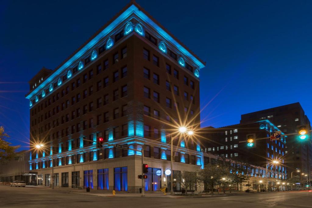 un edificio con luces azules en el lateral. en The Current Iowa, Autograph Collection en Davenport