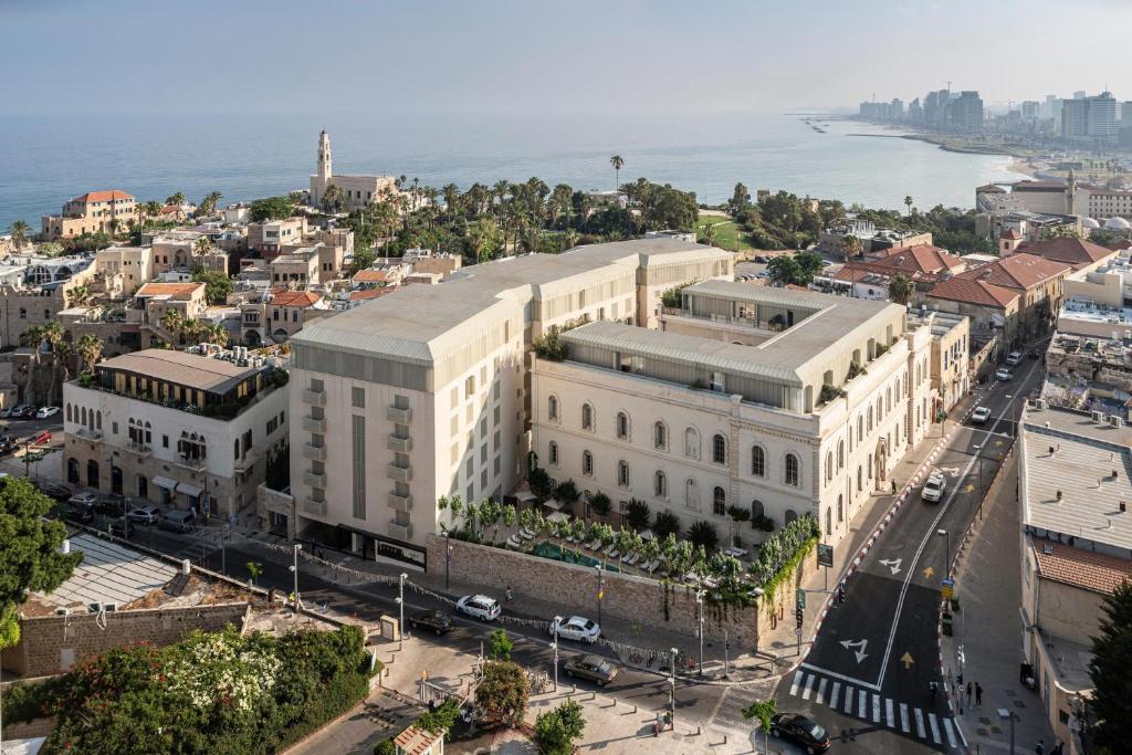 uma vista aérea de uma cidade com o oceano em The Jaffa, a Luxury Collection Hotel, Tel Aviv em Tel Aviv