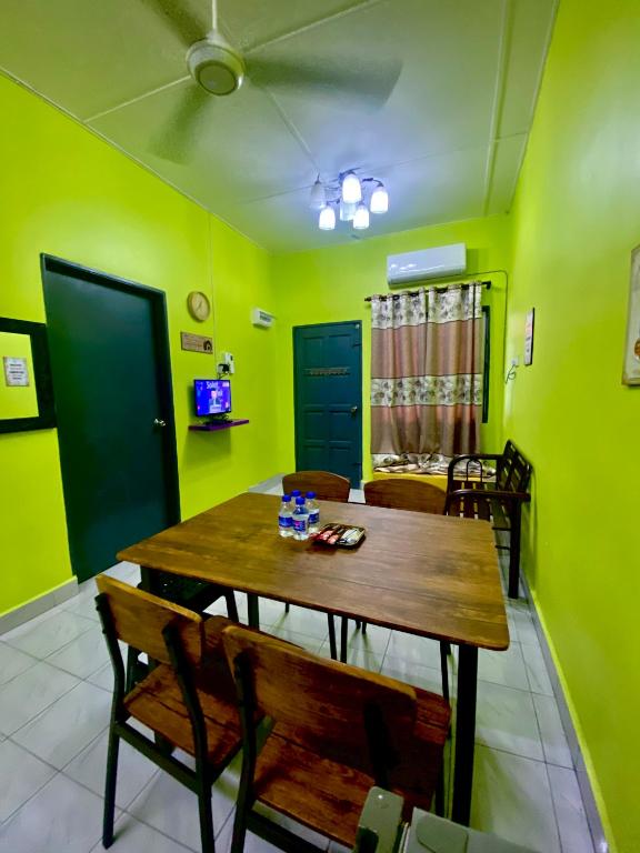 TV a/nebo společenská místnost v ubytování AISY HOMESTAY - Rumah 4 atau 5