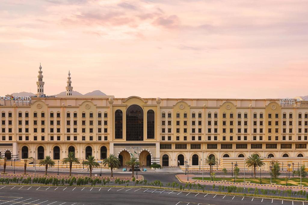 فوربوينتس باي شيراتون مكة النسيم في مكة المكرمة: مبنى كبير أمامه شارع