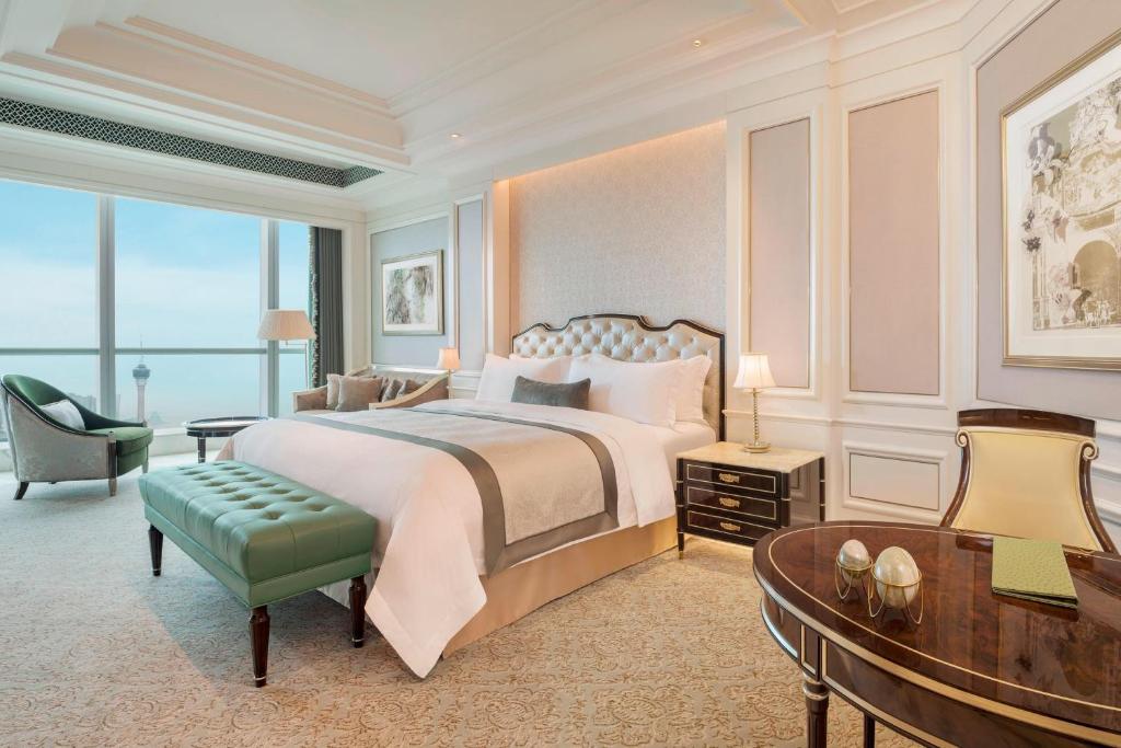 Postel nebo postele na pokoji v ubytování The St. Regis Zhuhai