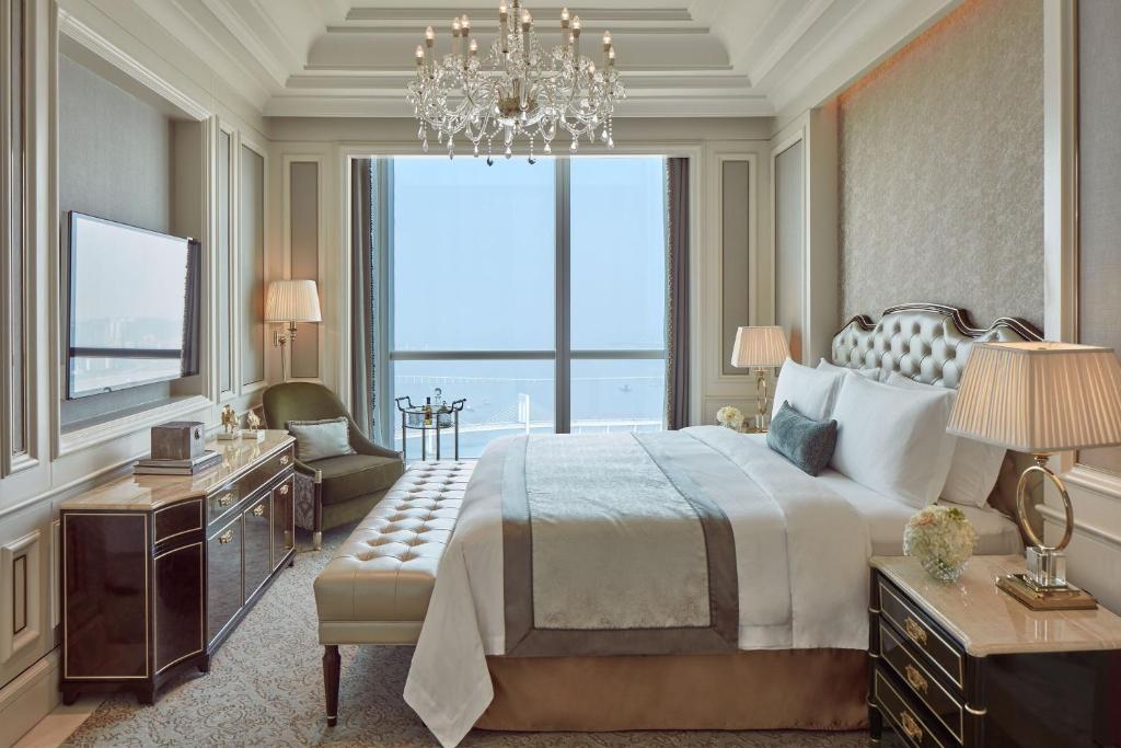 Postel nebo postele na pokoji v ubytování The St. Regis Zhuhai