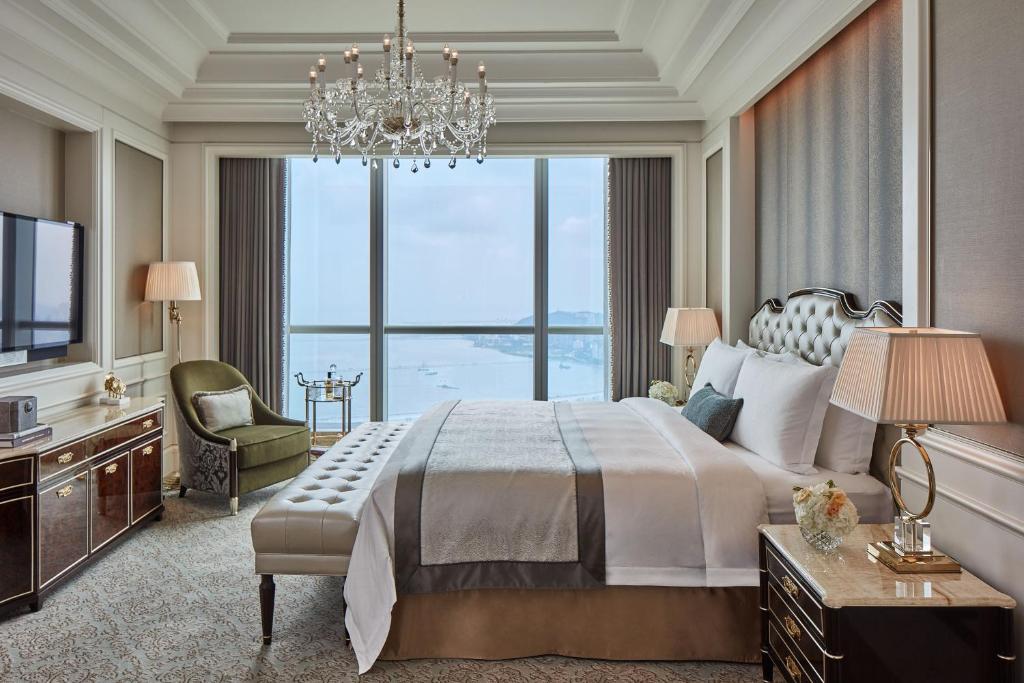 Postel nebo postele na pokoji v ubytování The St. Regis Zhuhai