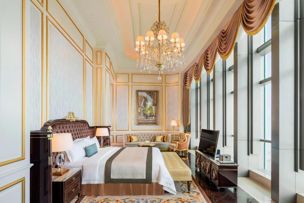 Postel nebo postele na pokoji v ubytování The St. Regis Zhuhai