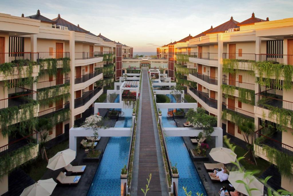 ヌサドゥアにあるVOUK Hotel and Suites Nusa Dua Baliのスイミングプール付きのアパートメント複合施設の空中ビュー