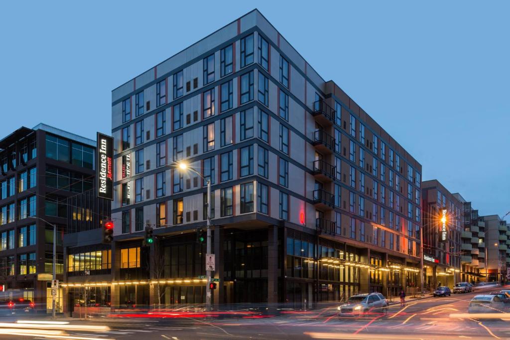 un gran edificio de cristal en una calle de la ciudad por la noche en Residence Inn by Marriott Seattle University District en Seattle