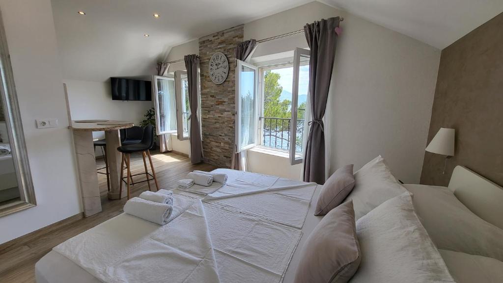 - une chambre avec un lit blanc dans l'établissement Old Town Sea Front M&M Apartment Korčula, à Korčula