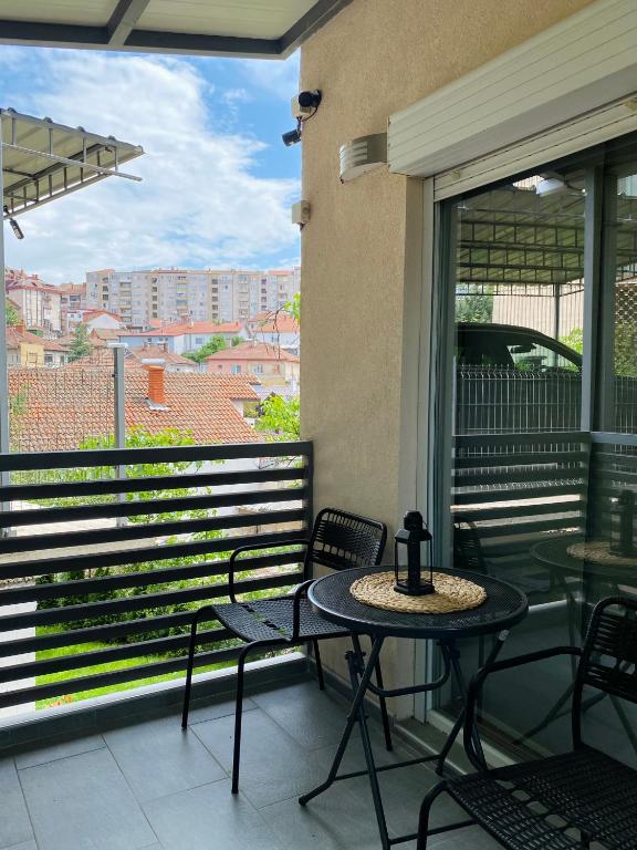 eine Terrasse mit einem Tisch und Stühlen auf dem Balkon in der Unterkunft Apartment in Shtip in Štip