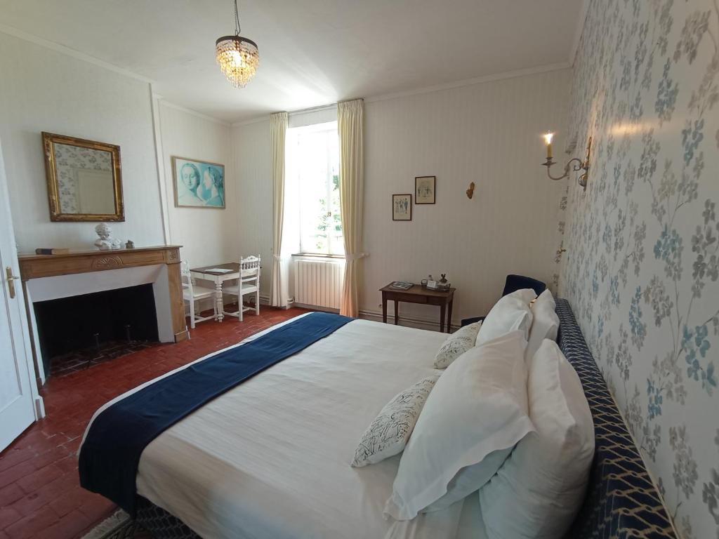 Château Latour - Double Room With Private Bathroom