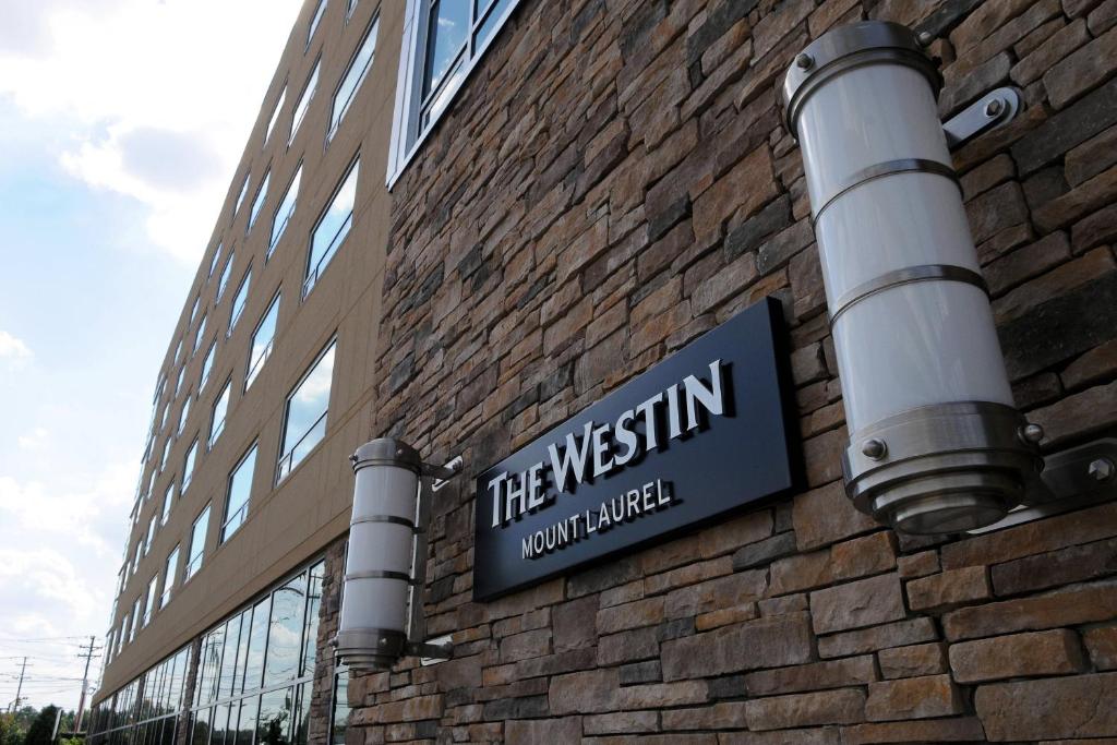 una señal en el lateral de un edificio de ladrillo en The Westin Mount Laurel, en Mount Laurel