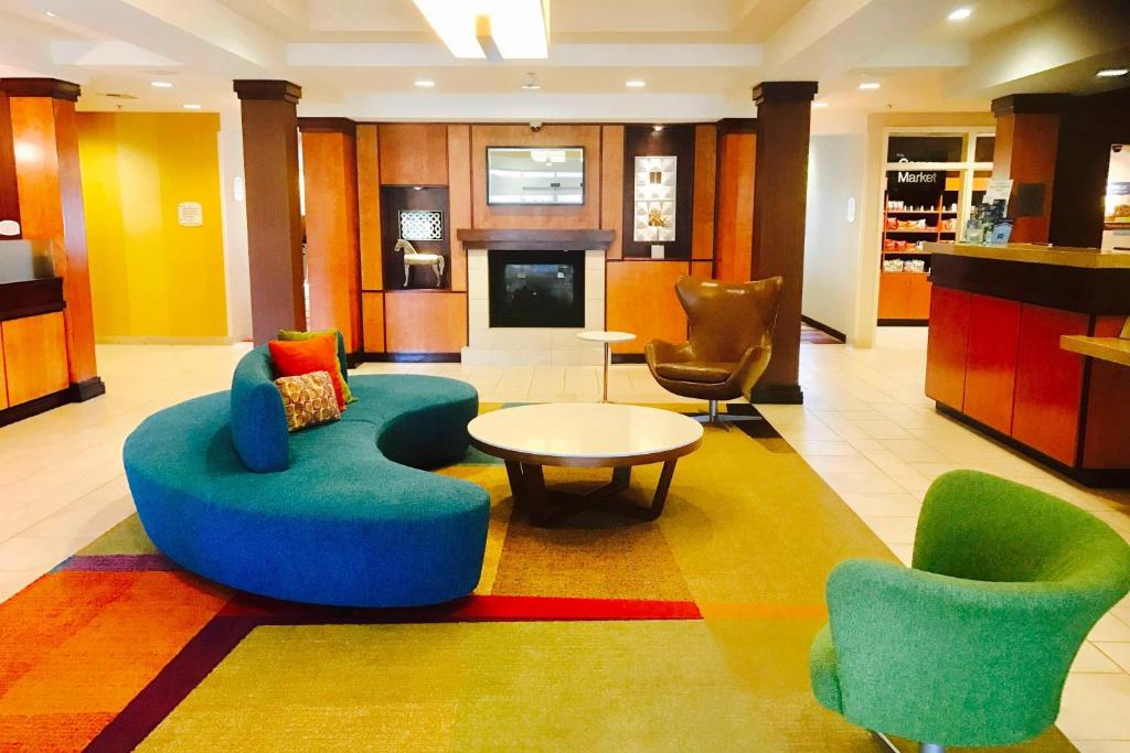 - un hall avec des chaises colorées, une table et des chaises dans l'établissement Fairfield Inn and Suites Sacramento Airport Natomas, à Sacramento