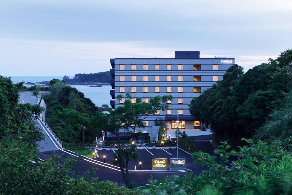un hotel con vista su un fiume e su un edificio di Fairfield by Marriott Wakayama Kumano Kodo Susami a Susami