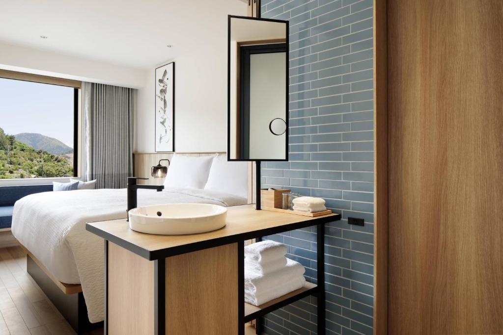 Postel nebo postele na pokoji v ubytování Fairfield by Marriott Wakayama Kumano Kodo Susami