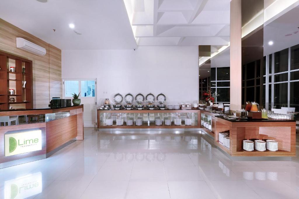 Kuchyň nebo kuchyňský kout v ubytování favehotel Simpang Lima - Semarang