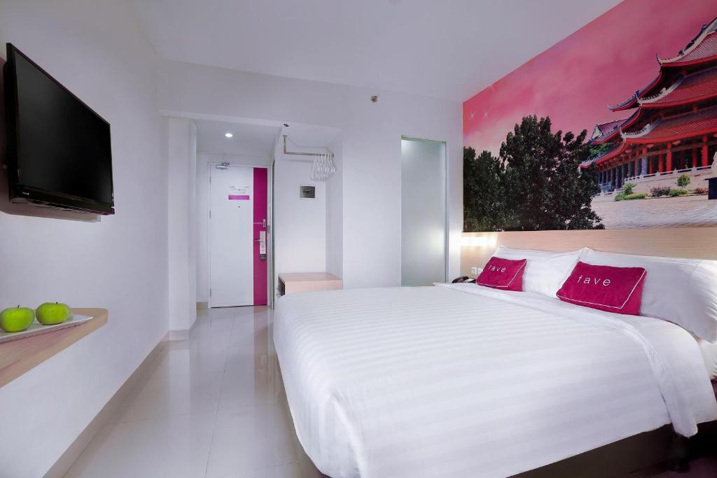 Postel nebo postele na pokoji v ubytování favehotel Simpang Lima - Semarang