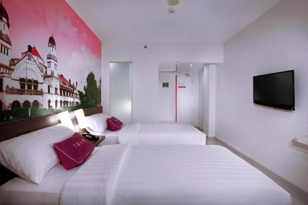 Postel nebo postele na pokoji v ubytování favehotel Simpang Lima - Semarang