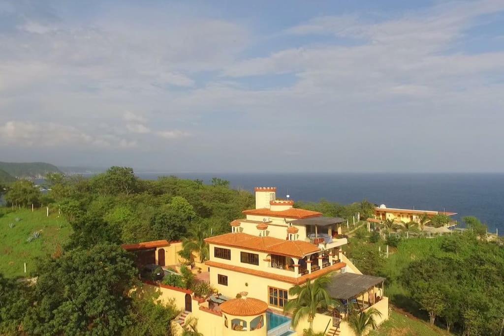 een luchtzicht op een groot huis op een heuvel bij Casa Xcaanda Oceanfront with Pool in Puerto Ángel