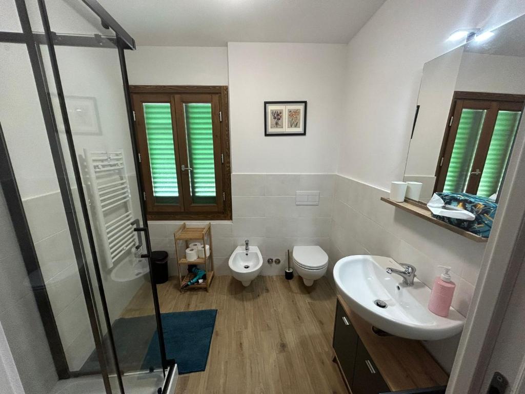 een badkamer met een wastafel, een toilet en een douche bij Casa Divina in Figline Valdarno