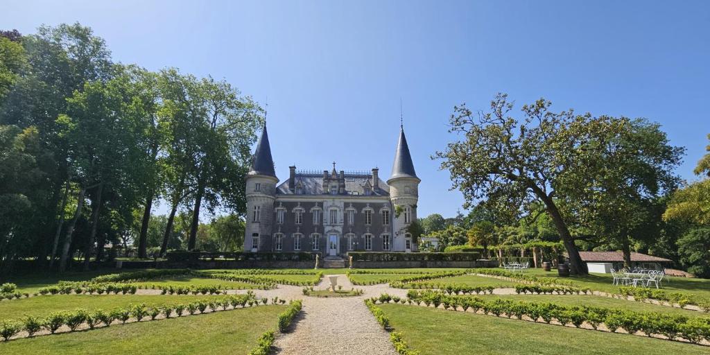 une image d'un château avec un jardin en face dans l'établissement Château Belle Epoque - Chambres d'Hôtes & Gîtes, à Linxe