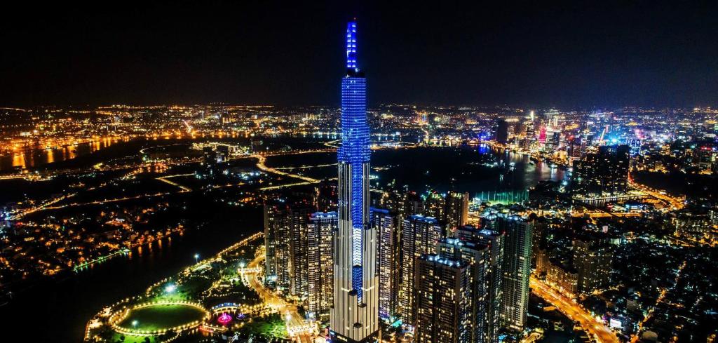 einen Blick auf den Burj Khalifa, der nachts leuchtet in der Unterkunft LANDMARK 81 Luxury in Ho-Chi-Minh-Stadt