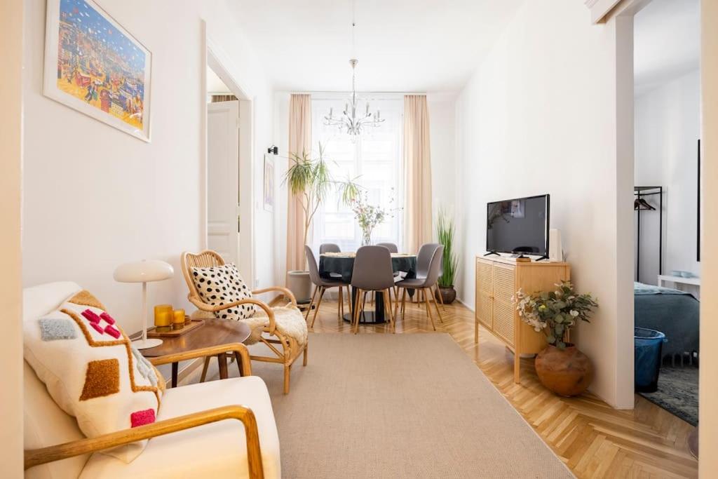 Central Relaxing Home 3BDR A/C 1074 Budapest, Csengery utca 30 2/4 kép - 1