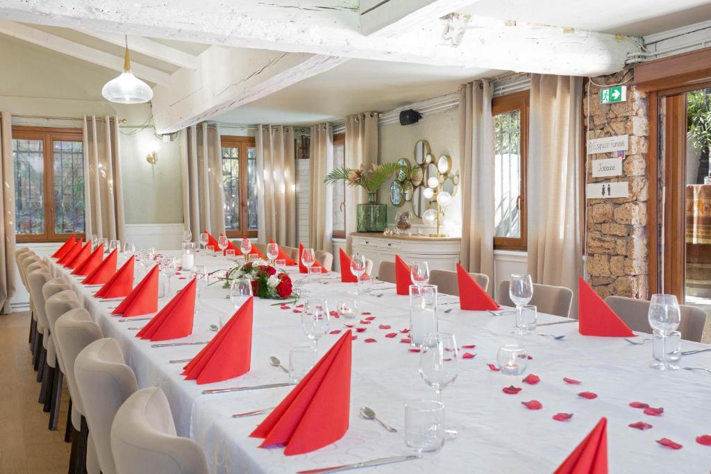 Restaurace v ubytování Les Pins Blancs en Provence