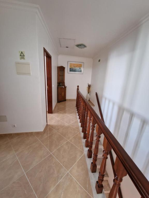 uma escada numa casa com uma escada em Chez Gilbert-Alojamento Local em Alqueidão da Serra