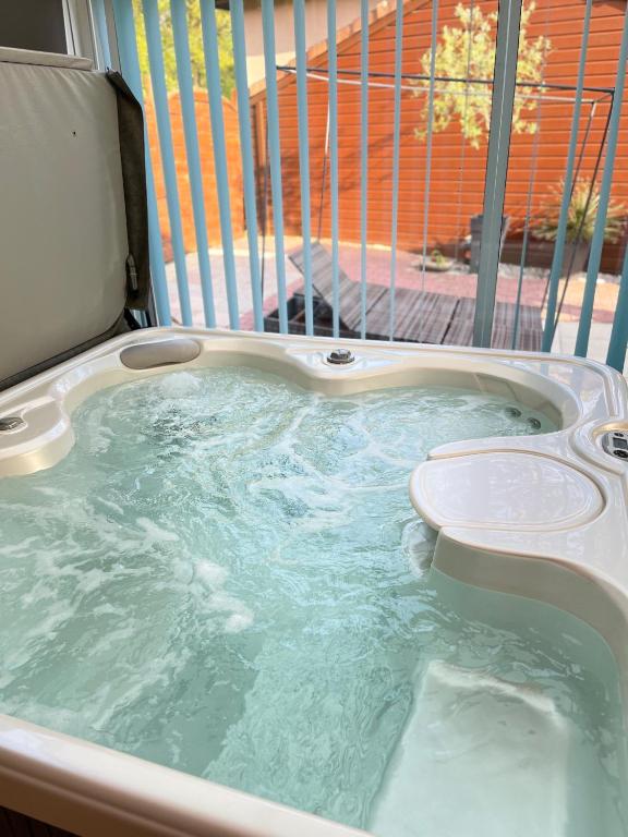 un jacuzzi sur un porche avec de l'eau dans l'établissement Villa Soustons Plage à 1,7km,Golf à 900m,Jacuzzi ,wifi,Bbq, à Soustons
