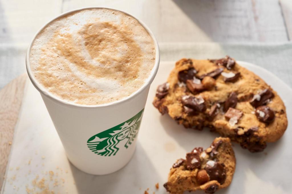 Una taza de café y una galleta en un plato en Courtyard Newport News Yorktown, en Newport News