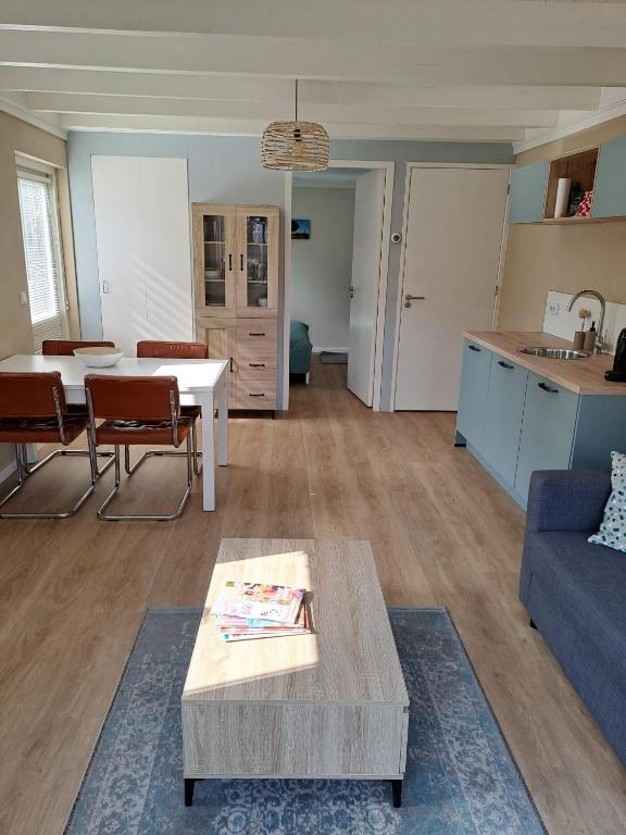 ein Wohnzimmer mit einem Sofa und einem Tisch in der Unterkunft Berend Bedje in Zuidlaren in Zuidlaren