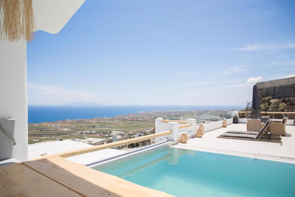 VourvoúlosにあるDream Villa Santoriniの海の景色を望むヴィラ(スイミングプール付)